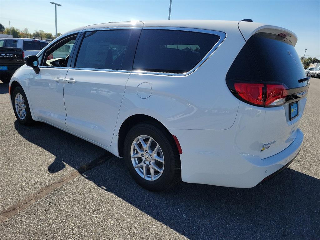 2025 Chrysler Voyager LX - Photo 3