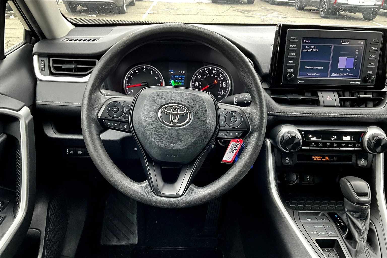 2022 Toyota RAV4 LE - Photo 17