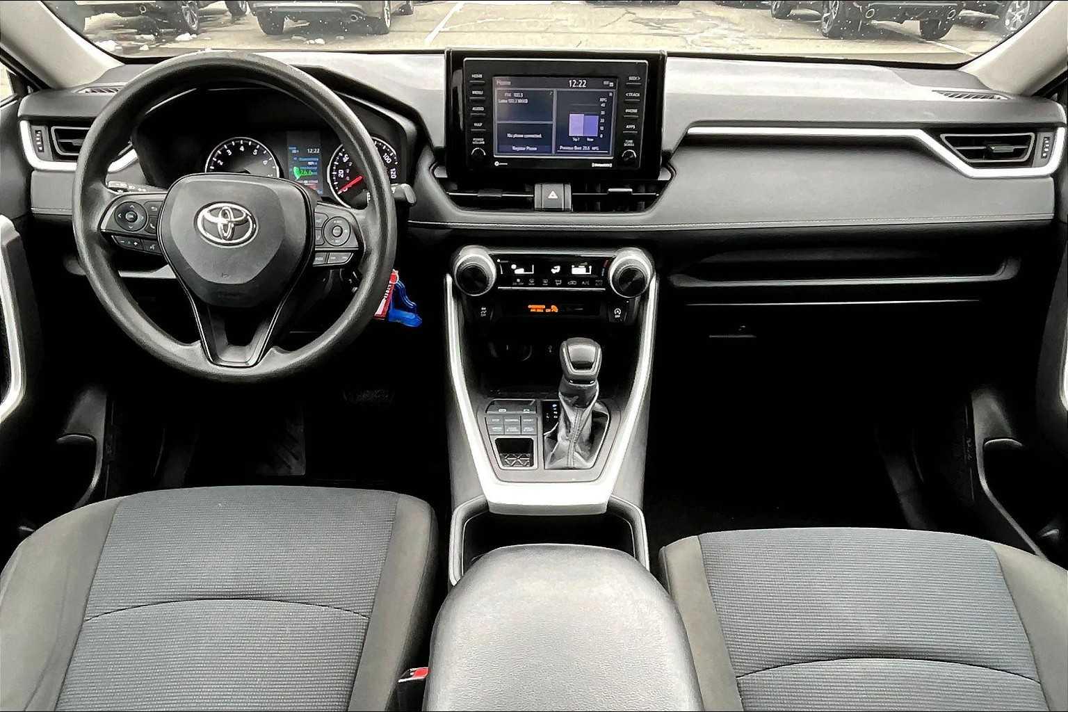 2022 Toyota RAV4 LE - Photo 21