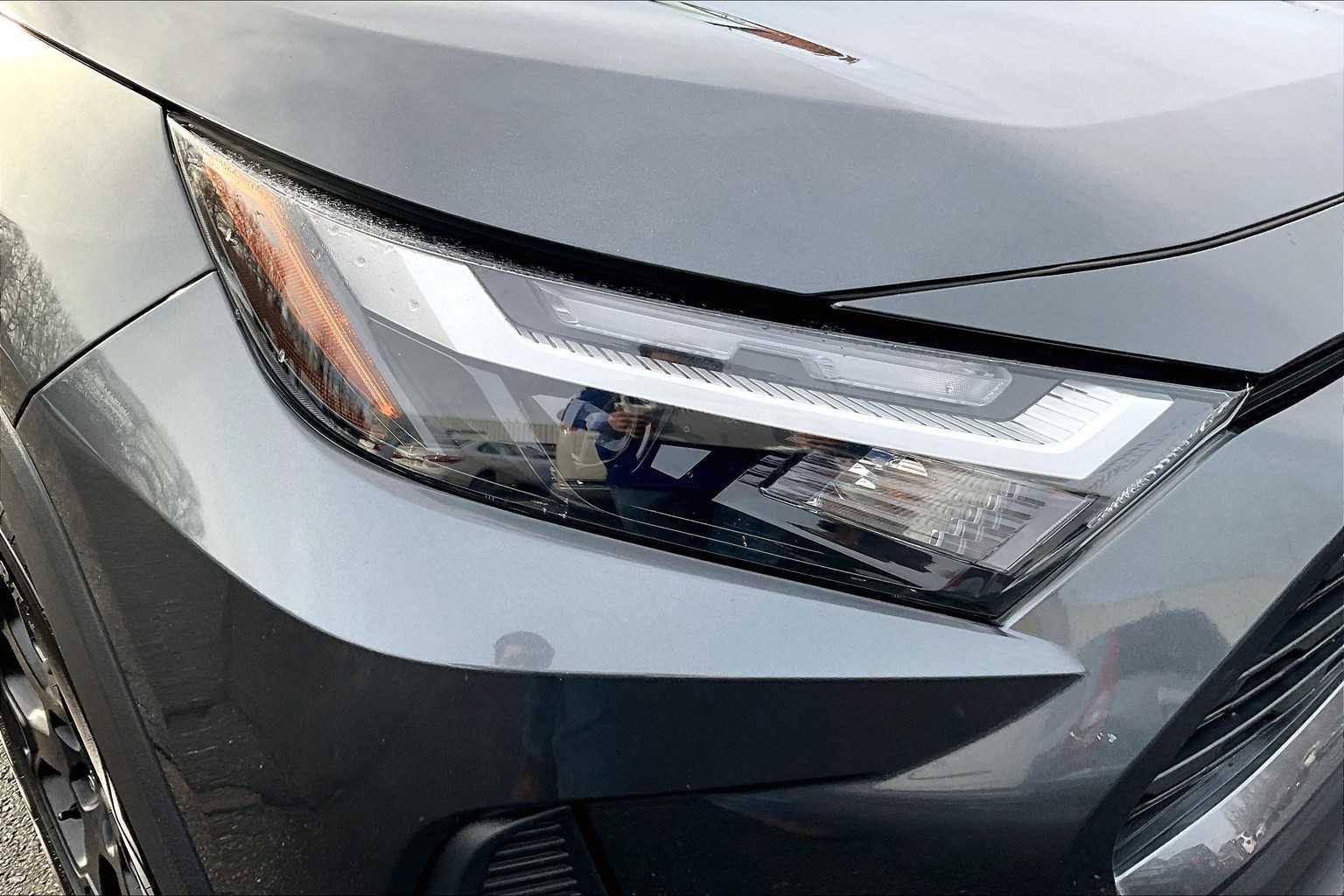 2022 Toyota RAV4 Hybrid XLE - Photo 32