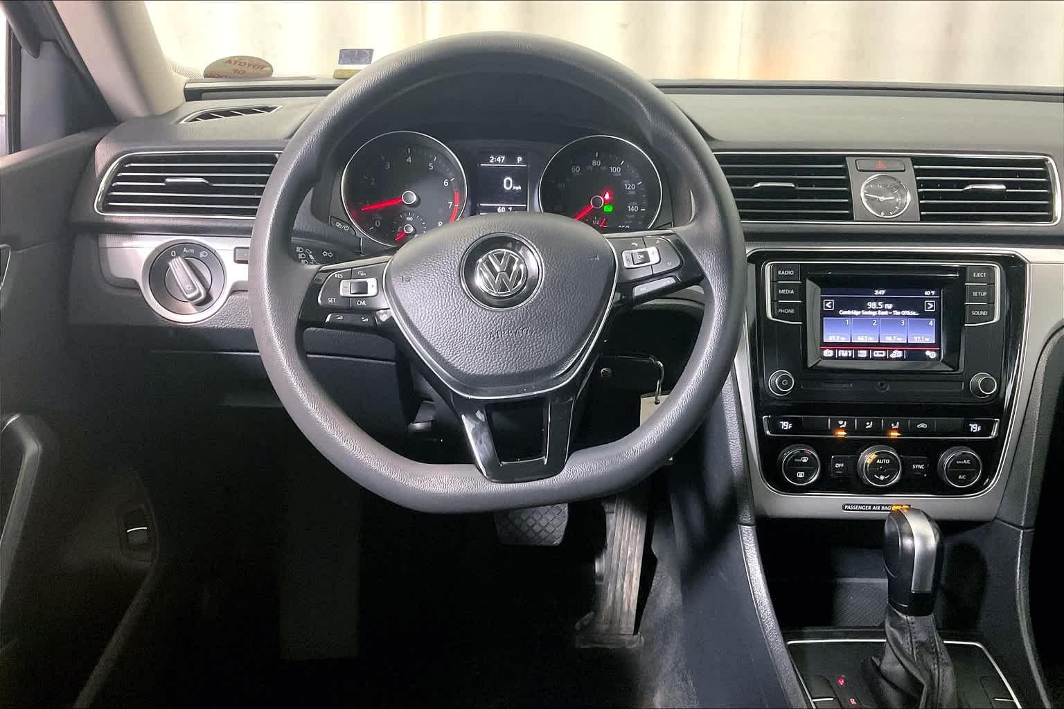 2017 Volkswagen Passat 1.8T S - Photo 17