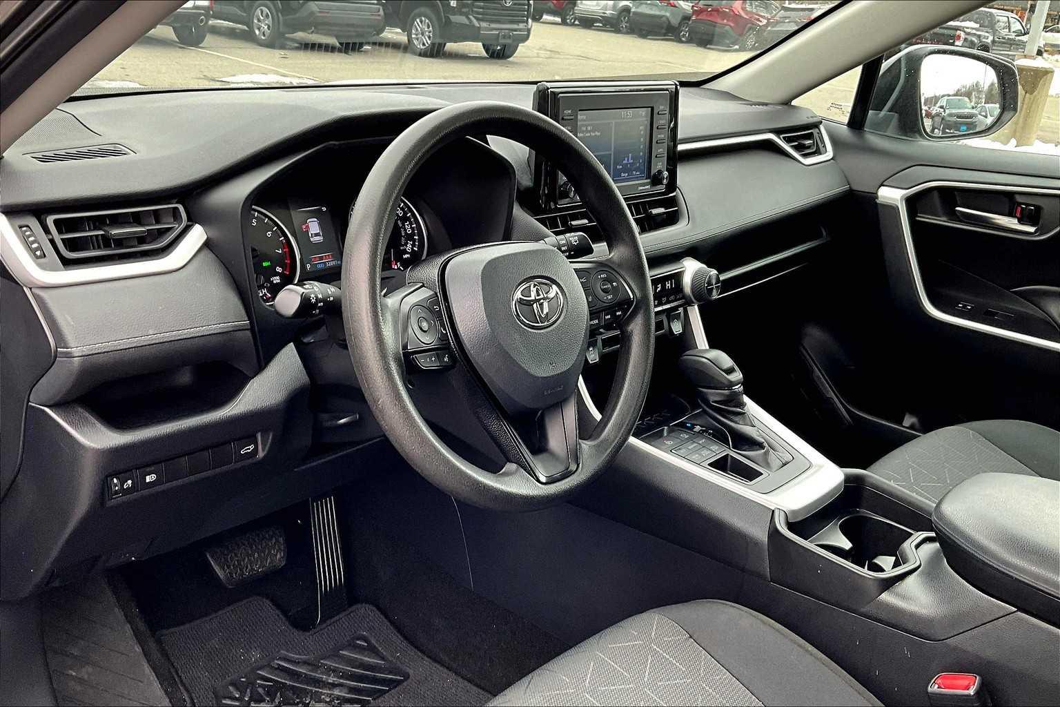 2021 Toyota RAV4 XLE - Photo 8