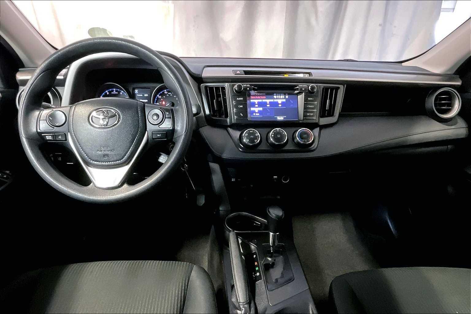 2017 Toyota RAV4 LE - Photo 21