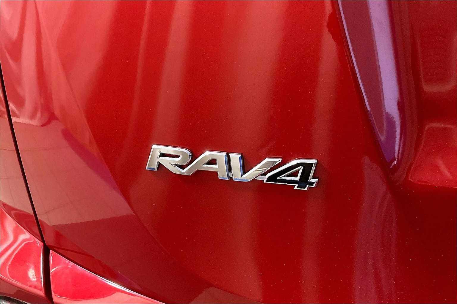 2017 Toyota RAV4 LE - Photo 28