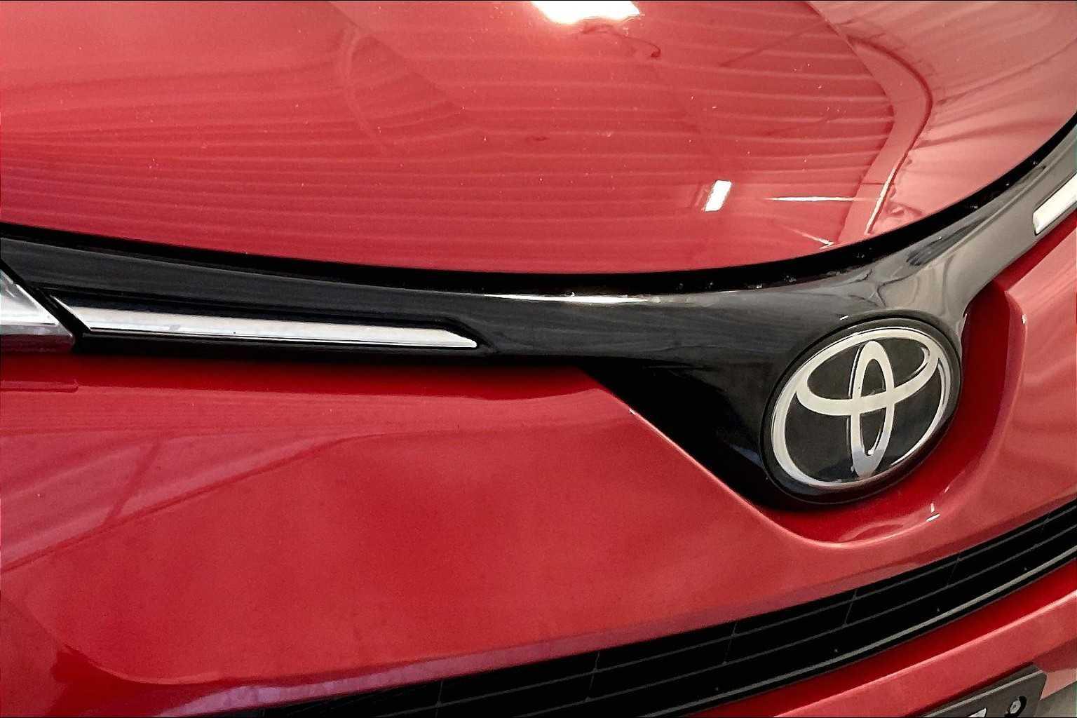 2017 Toyota RAV4 LE - Photo 31