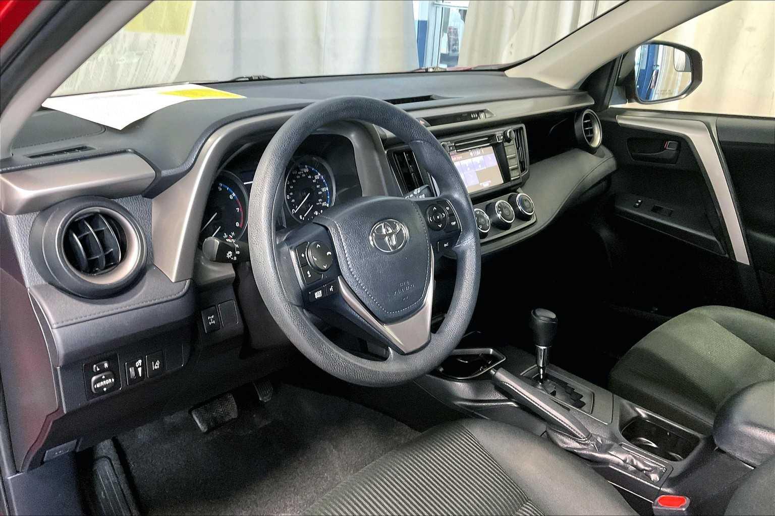 2017 Toyota RAV4 LE - Photo 8