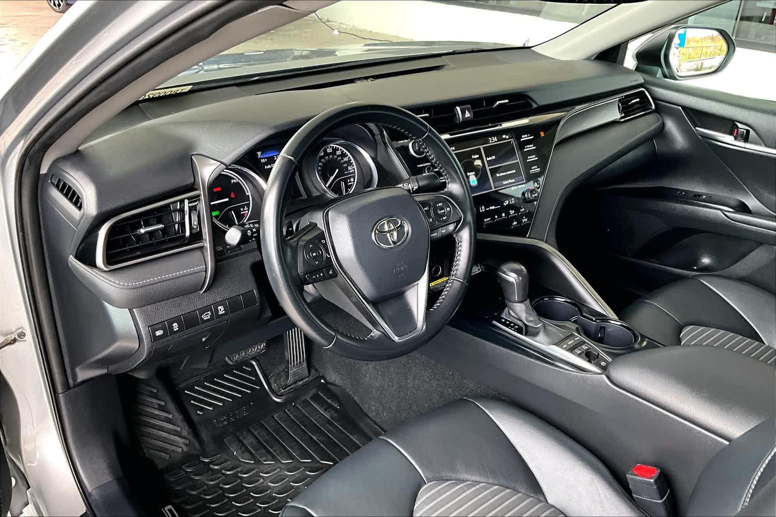 2020 Toyota Camry Hybrid SE - Photo 8