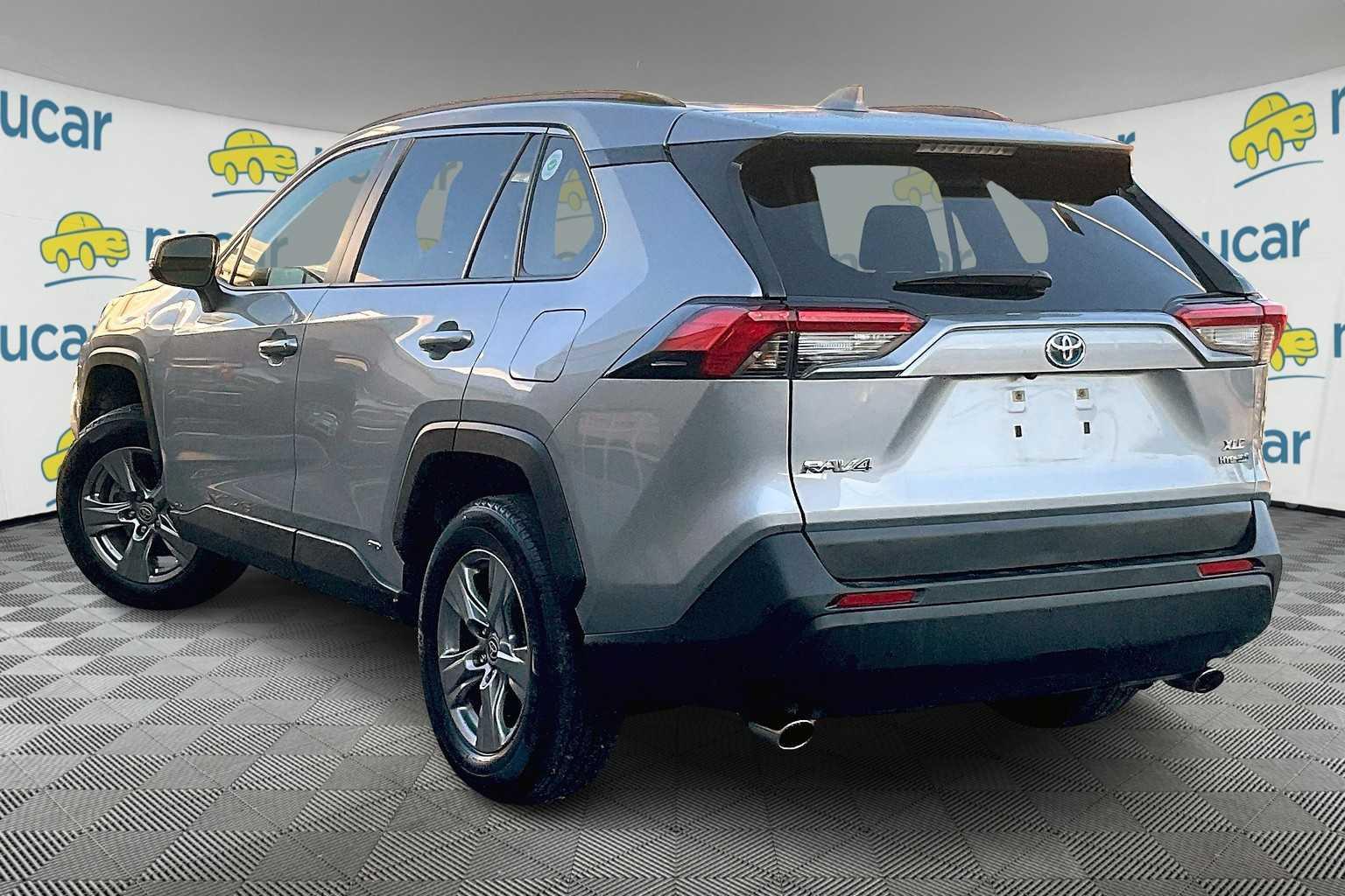 2023 Toyota RAV4 Hybrid XLE - Photo 4