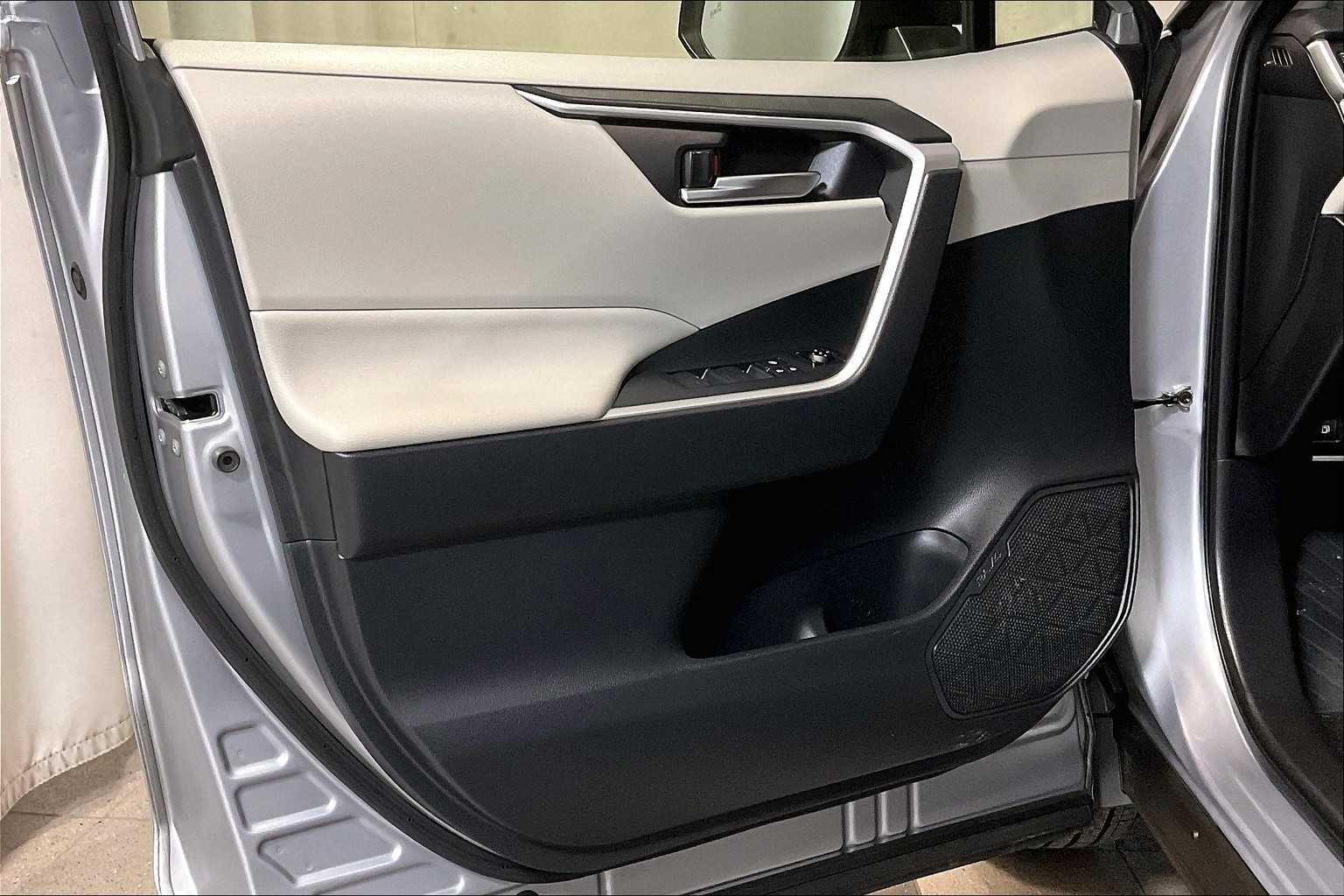 2023 Toyota RAV4 Hybrid XLE - Photo 9