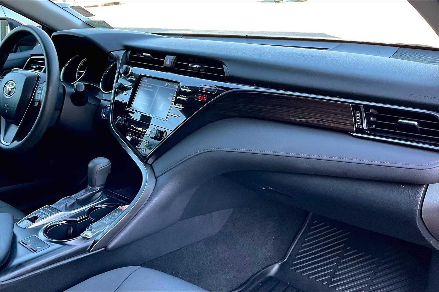 2019 Toyota Camry Hybrid LE - Photo 14