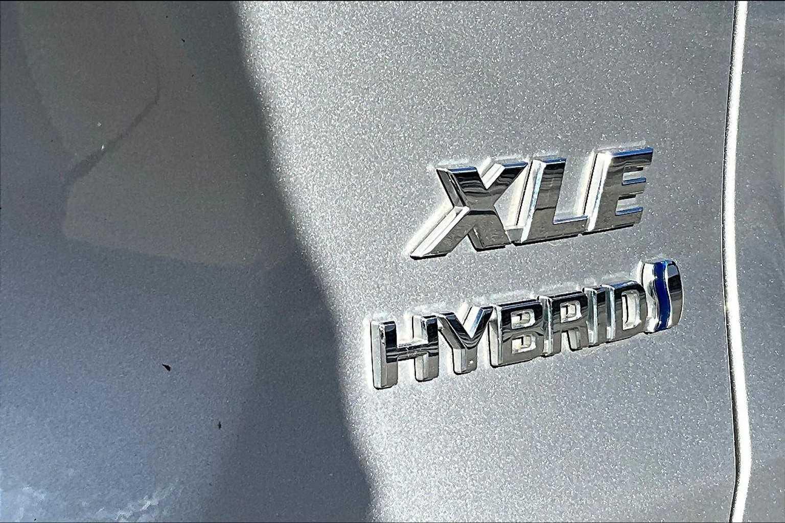 2022 Toyota RAV4 Hybrid XLE - Photo 29