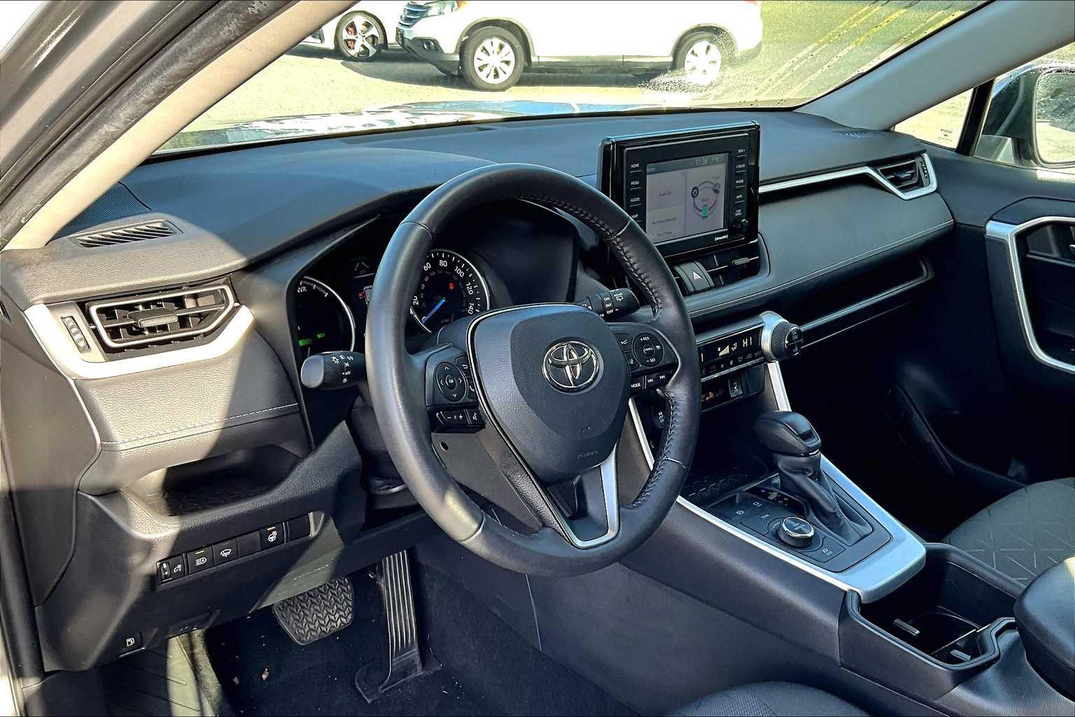 2022 Toyota RAV4 Hybrid XLE - Photo 8