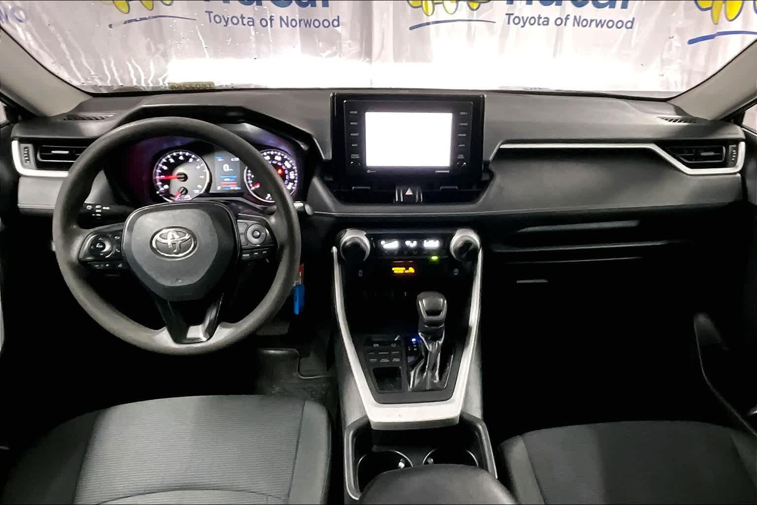 2020 Toyota RAV4 LE - Photo 21