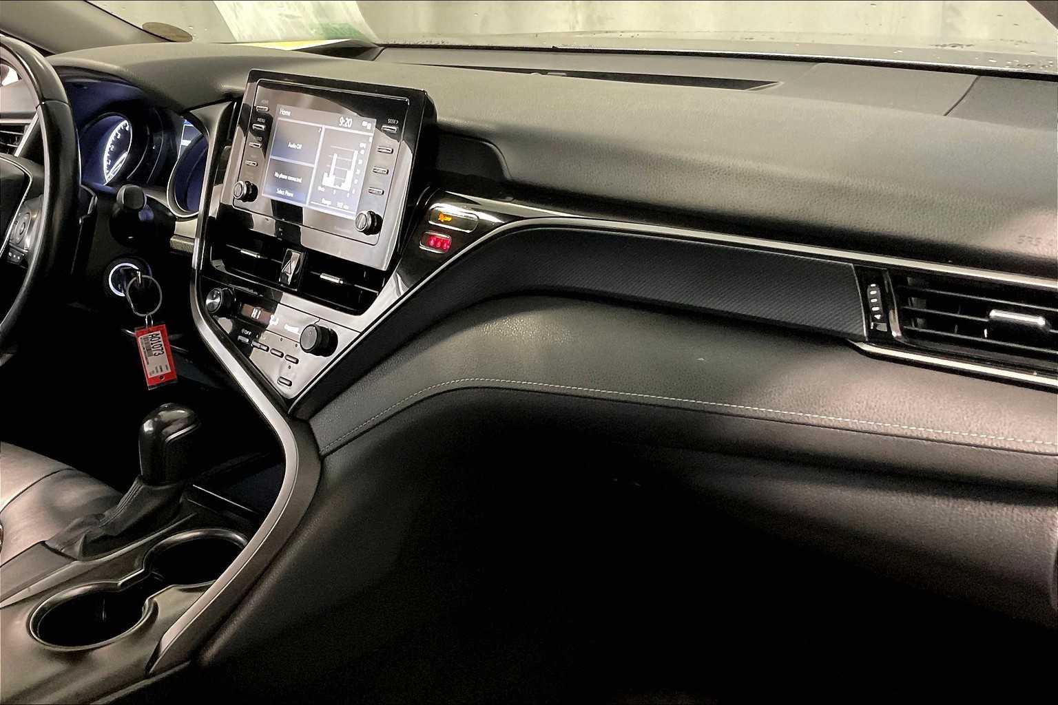 2021 Toyota Camry SE - Photo 14