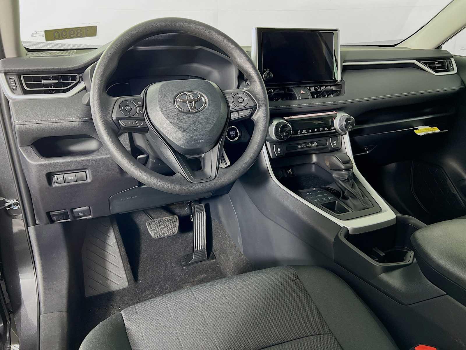 2025 Toyota RAV4 XLE - Photo 6