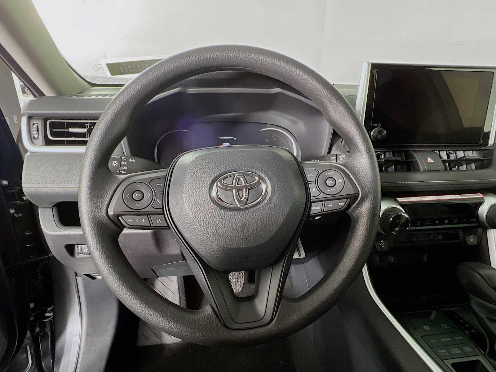 2025 Toyota RAV4 XLE - Photo 7