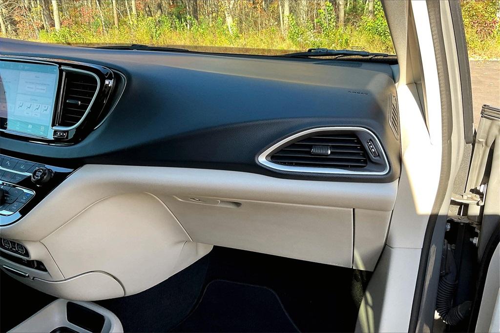 2022 Chrysler Pacifica Touring L - Photo 13