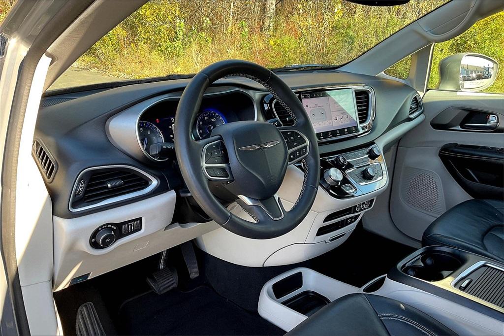 2022 Chrysler Pacifica Touring L - Photo 8