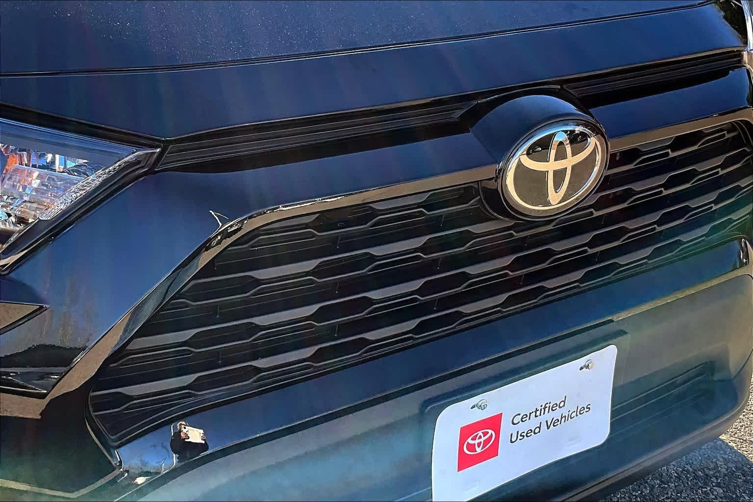 2021 Toyota RAV4 LE - Photo 30