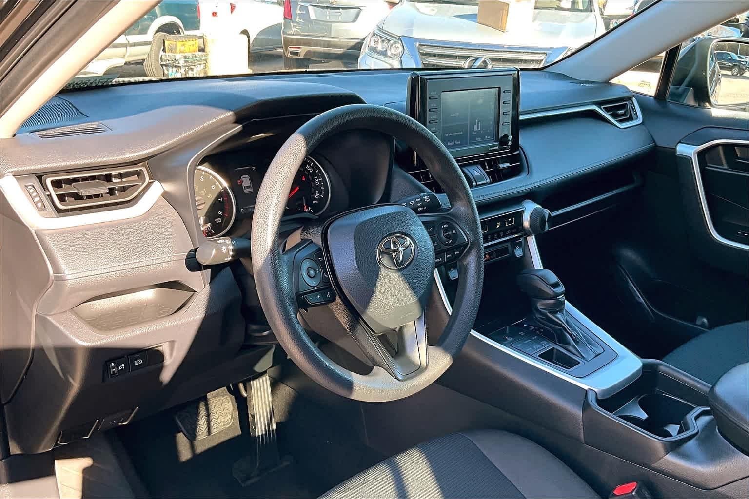 2021 Toyota RAV4 LE - Photo 8