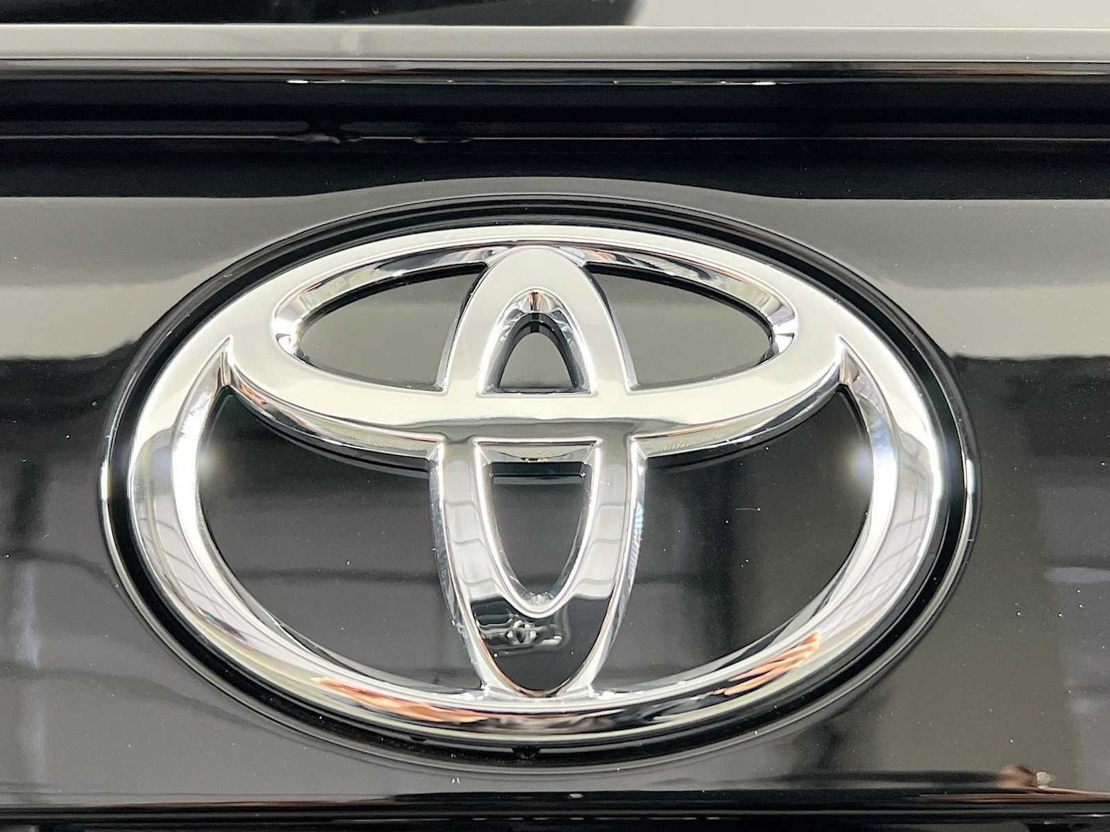 2025 Toyota RAV4 Hybrid XLE Premium - Photo 18