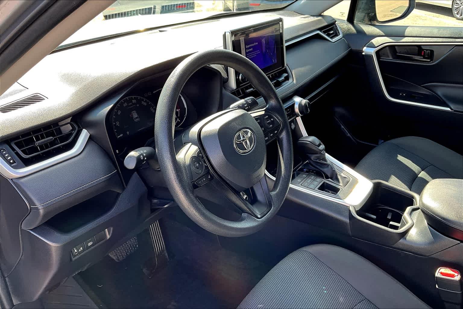 2023 Toyota RAV4 LE - Photo 8