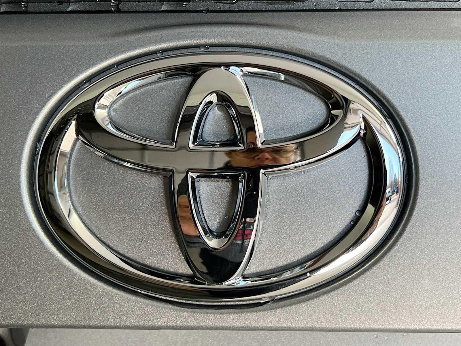 2025 Toyota RAV4 Hybrid XLE Premium - Photo 18