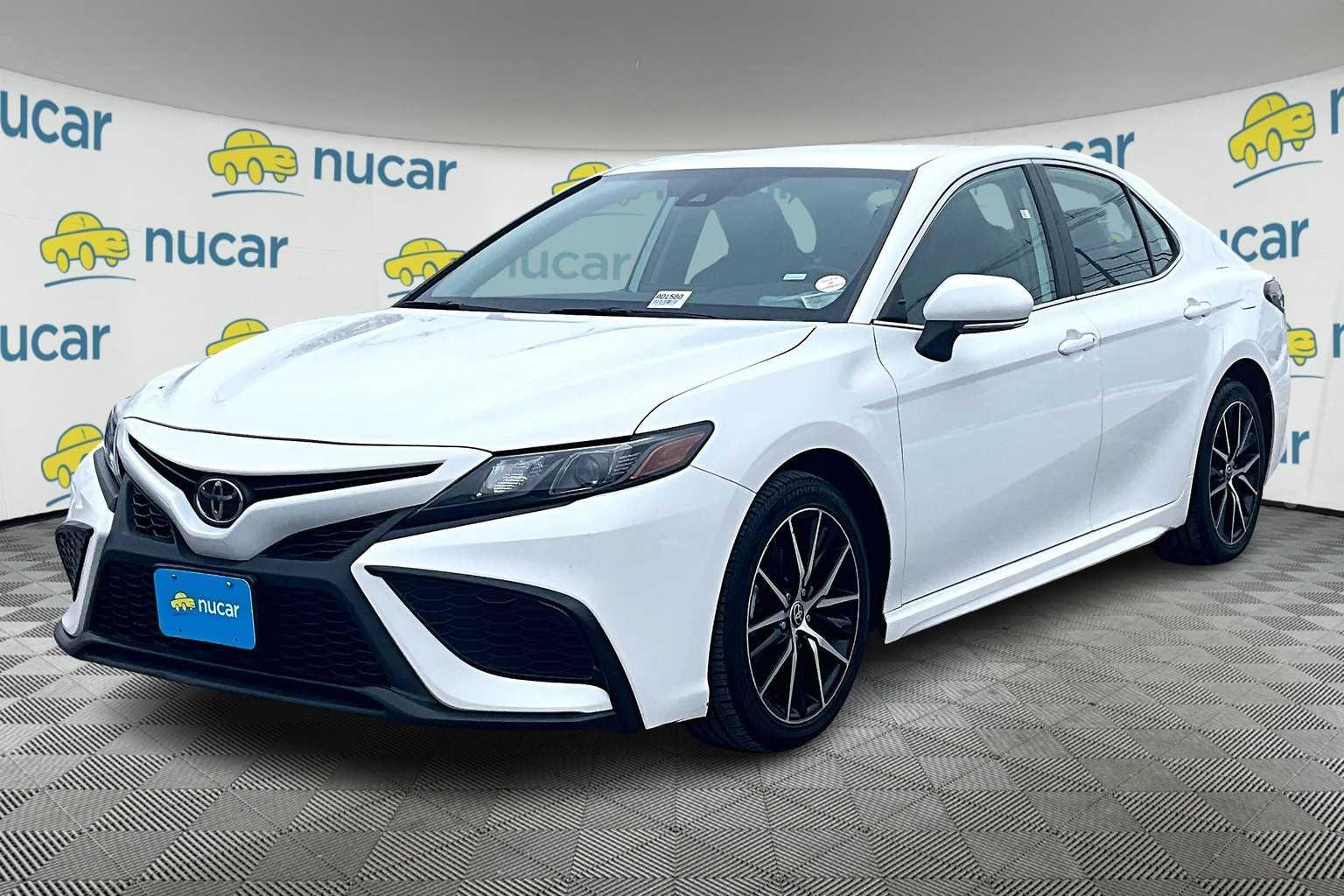 2022 Toyota Camry SE - Photo 3