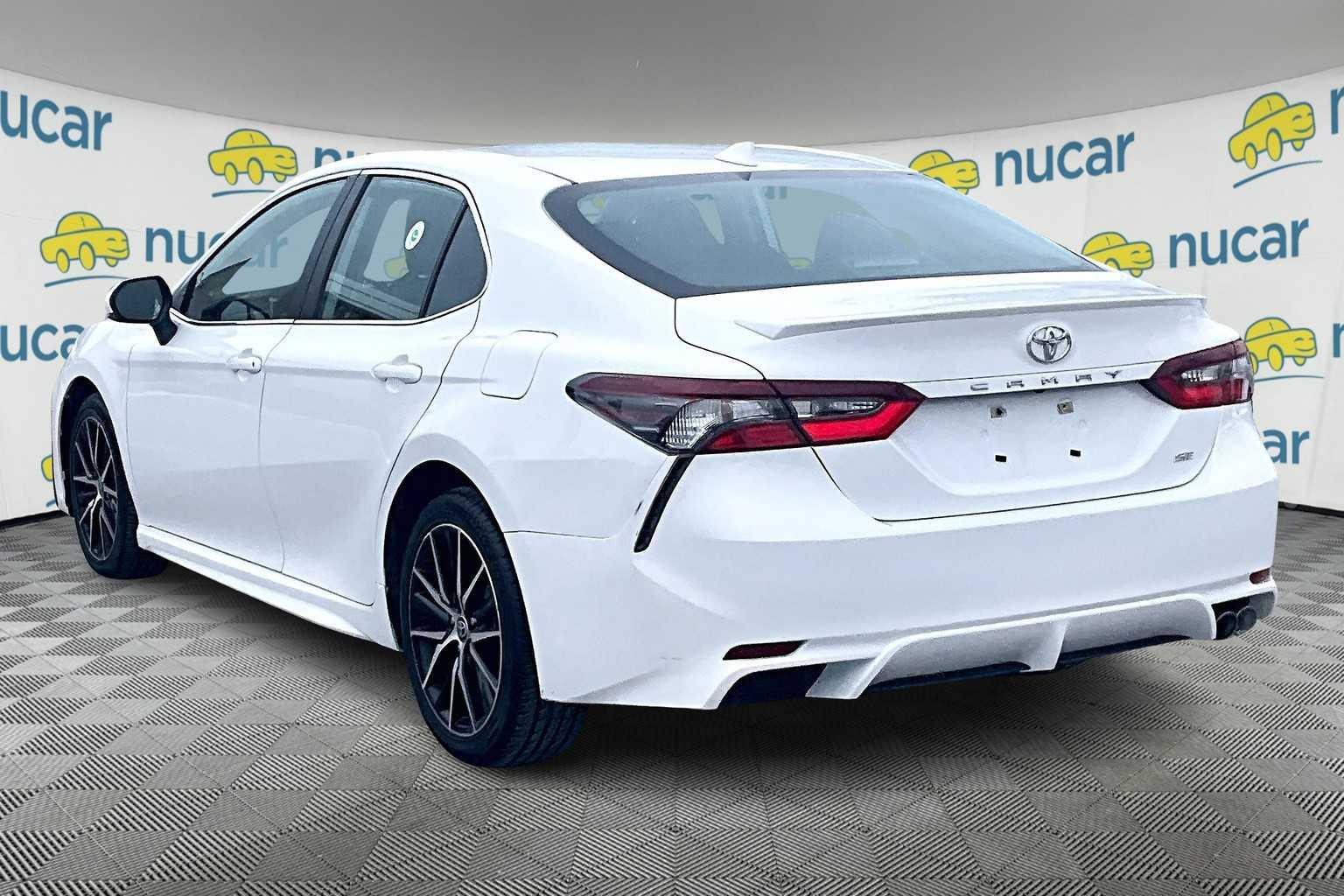 2022 Toyota Camry SE - Photo 4