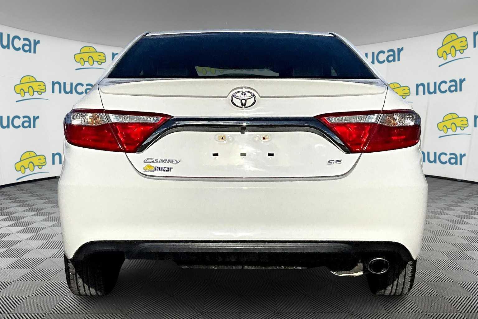 2016 Toyota Camry SE - Photo 5