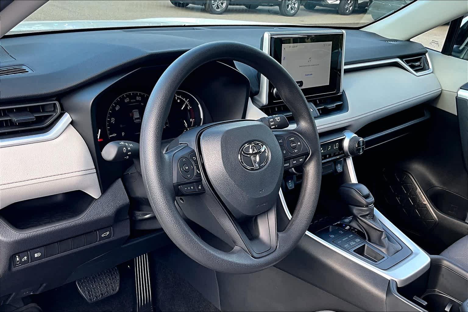 2024 Toyota RAV4 XLE - Photo 8