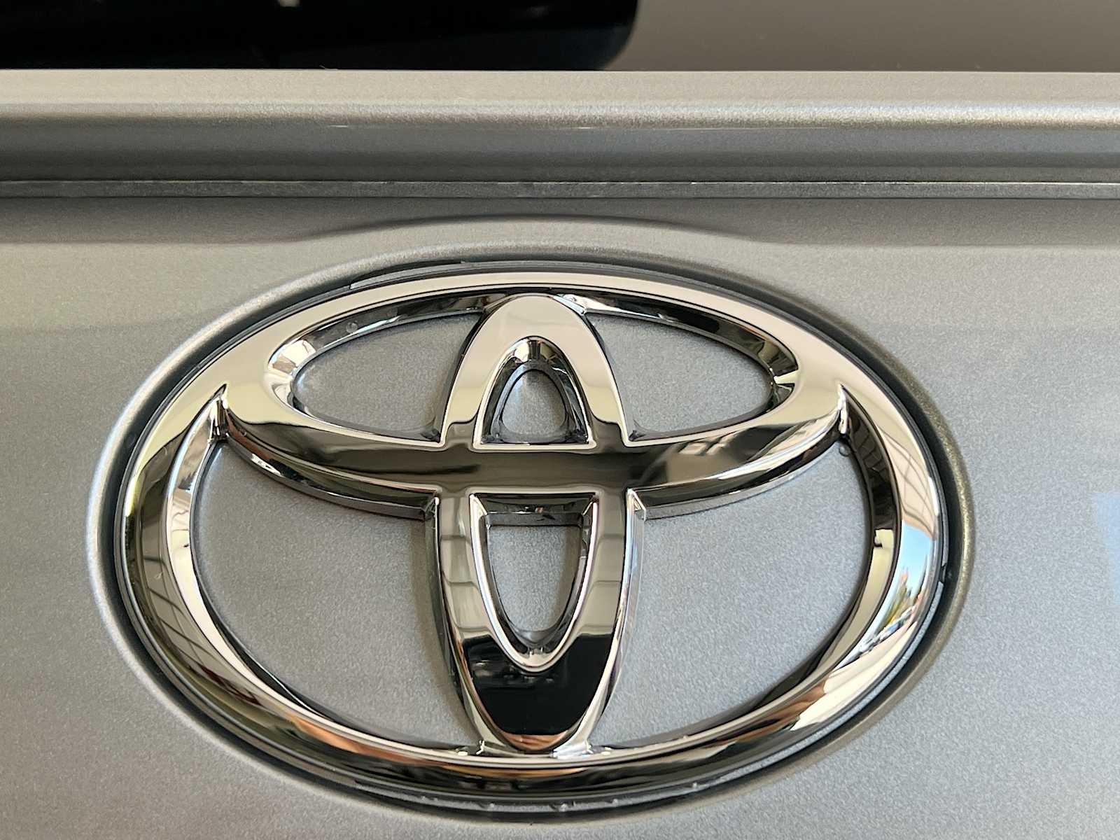 2024 Toyota RAV4 LE - Photo 18