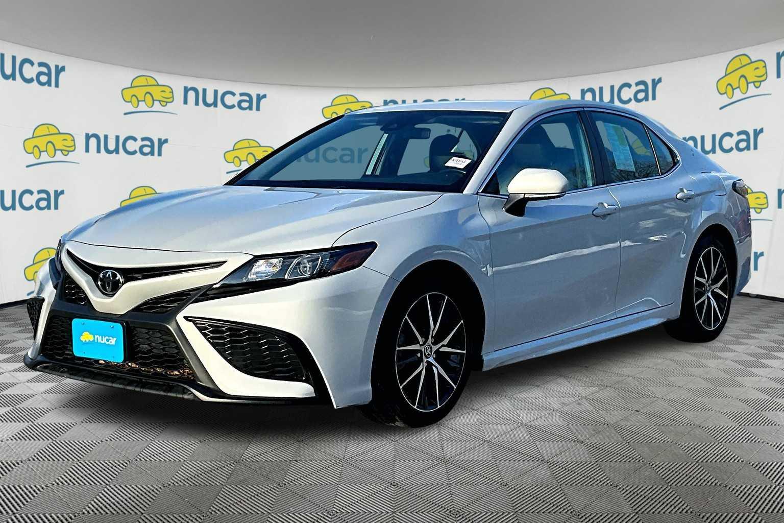 2022 Toyota Camry SE - Photo 3