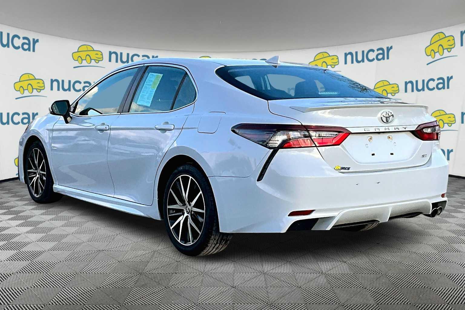 2022 Toyota Camry SE - Photo 4