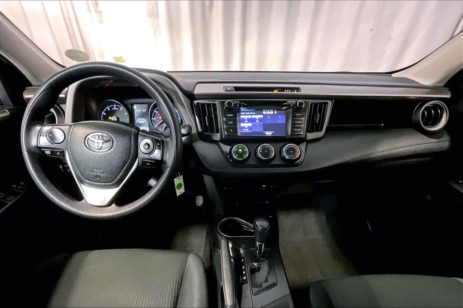 2018 Toyota RAV4 LE - Photo 20