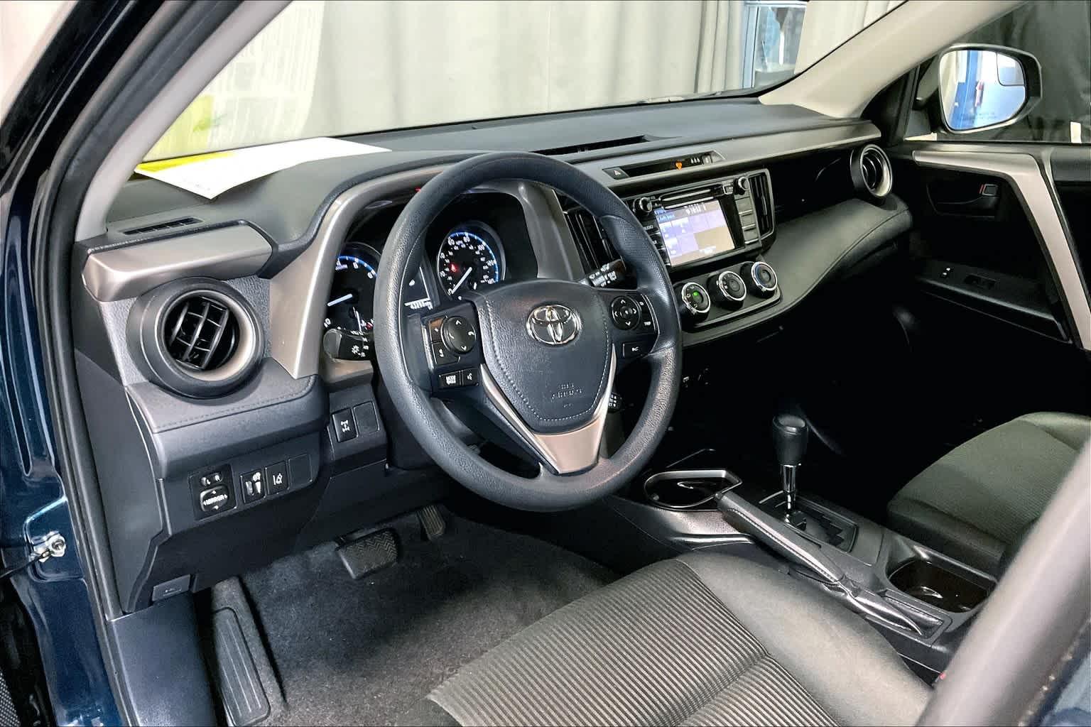 2018 Toyota RAV4 LE - Photo 7