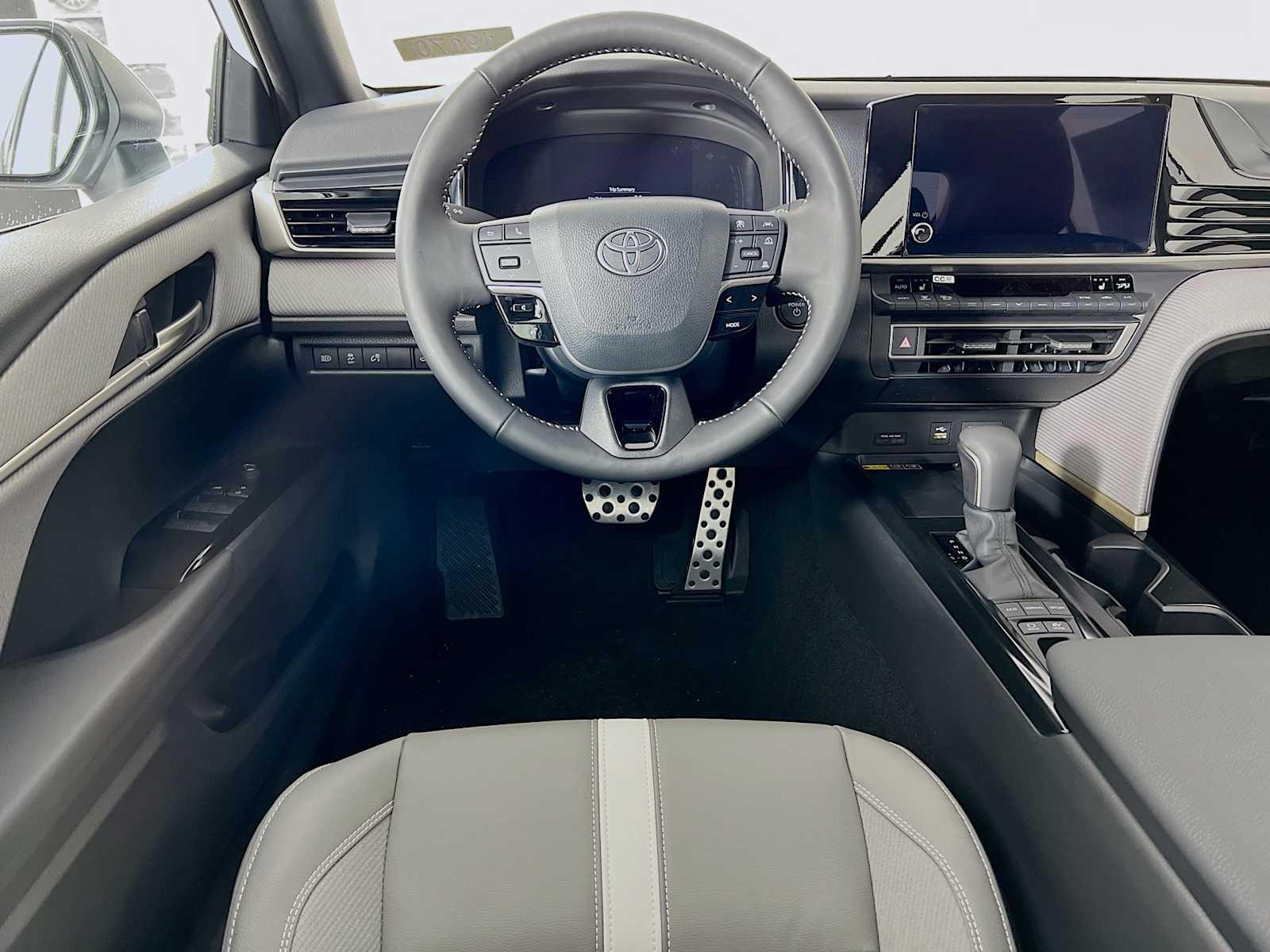 2025 Toyota Camry SE - Photo 15