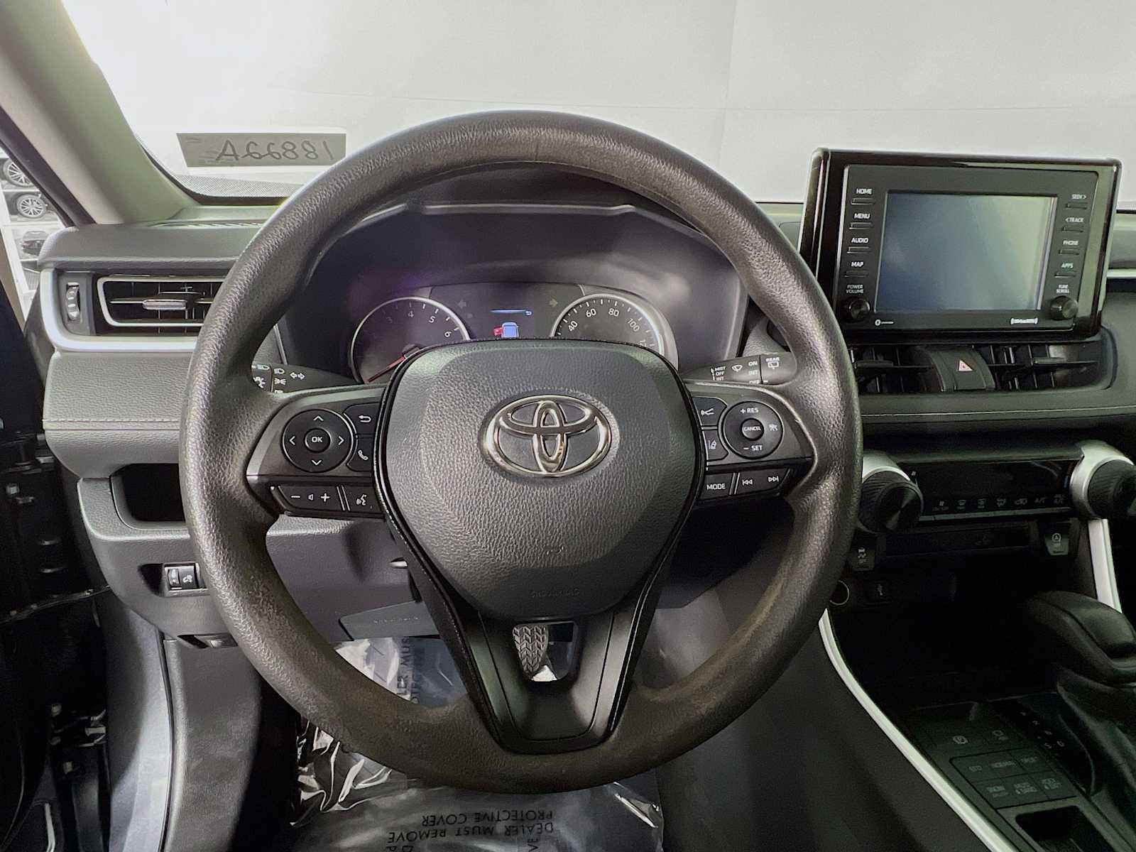 2022 Toyota RAV4 LE - Photo 11