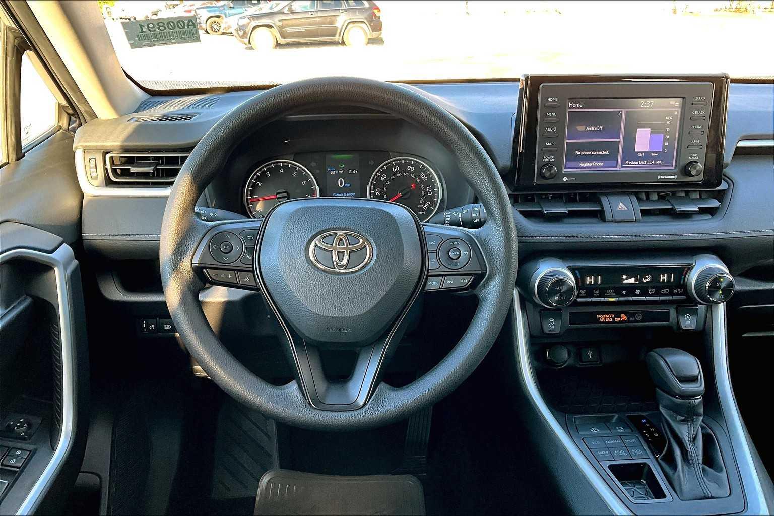 2022 Toyota RAV4 XLE - Photo 17