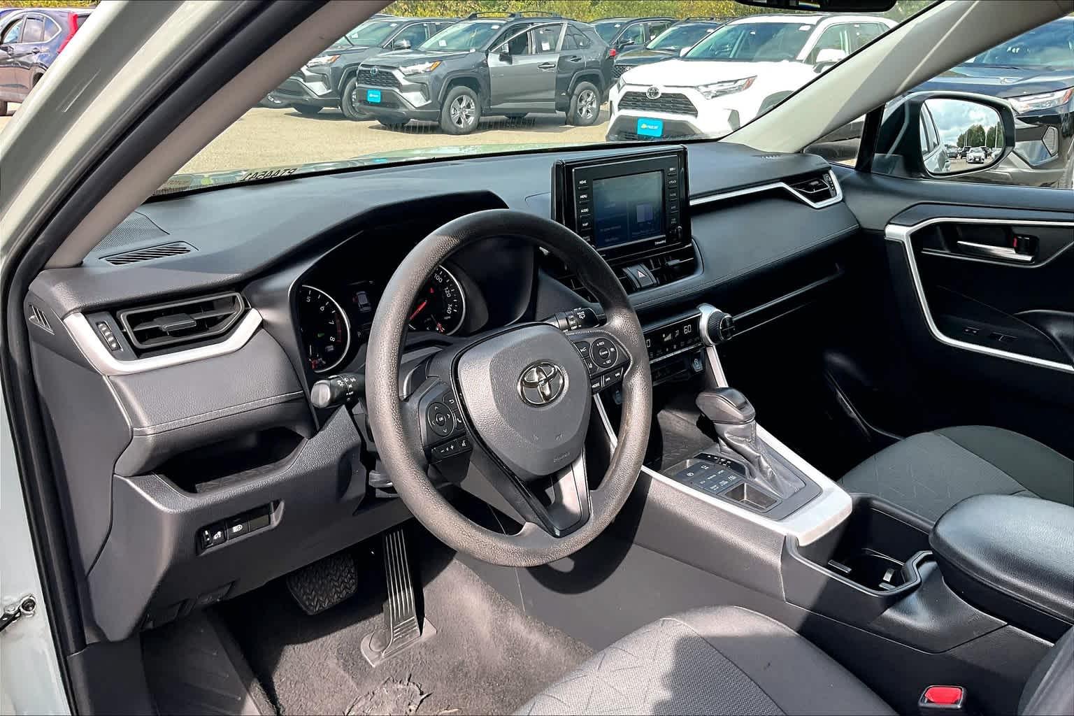 2022 Toyota RAV4 XLE - Photo 8