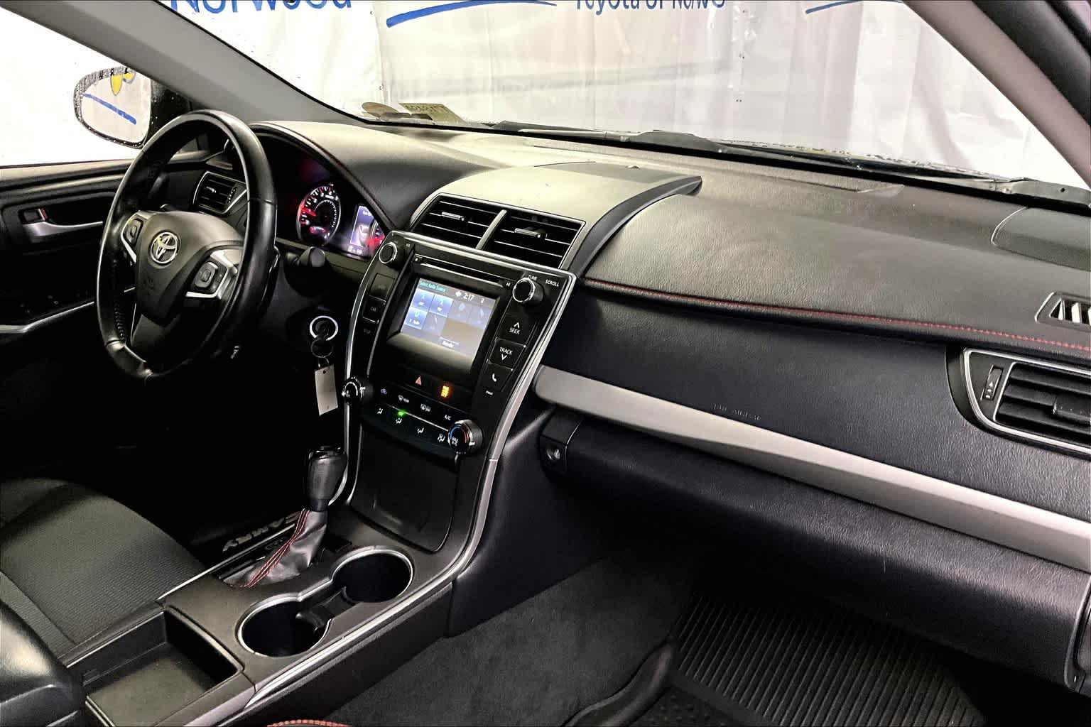 2016 Toyota Camry SE - Photo 14