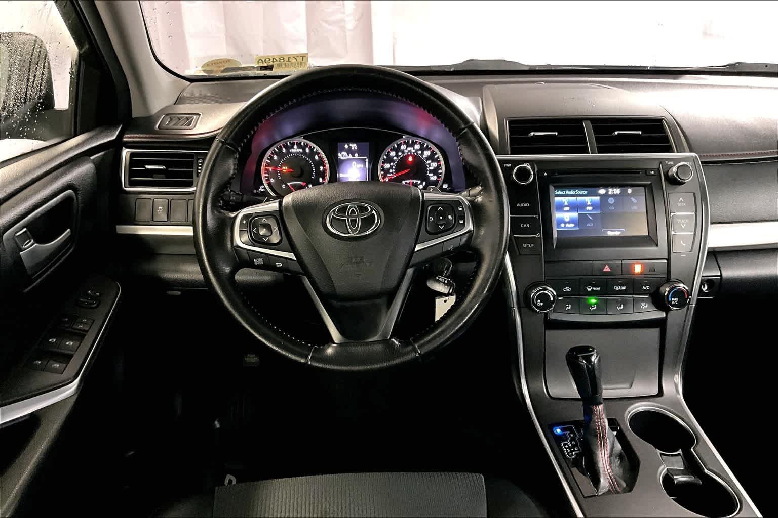 2016 Toyota Camry SE - Photo 17