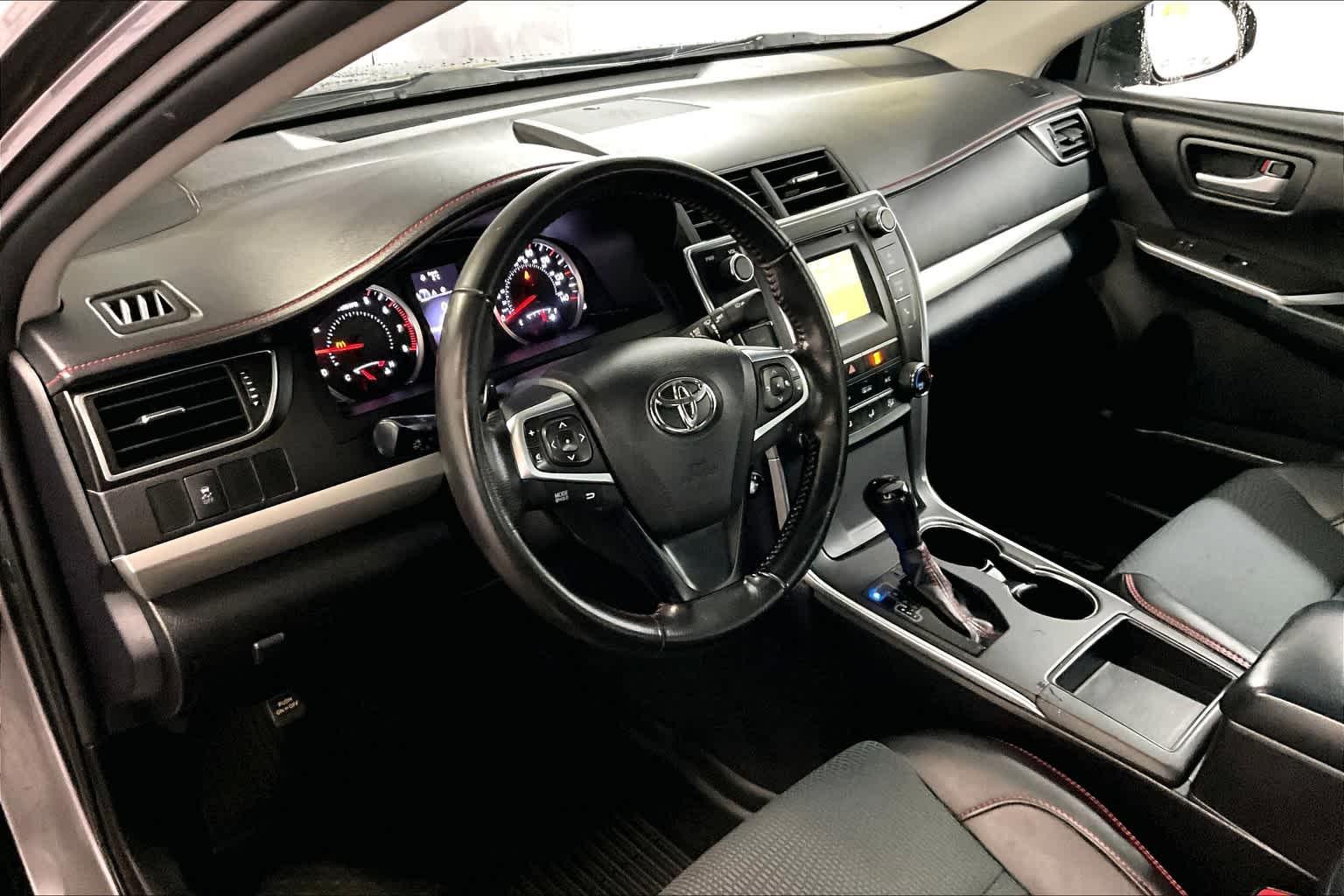 2016 Toyota Camry SE - Photo 8