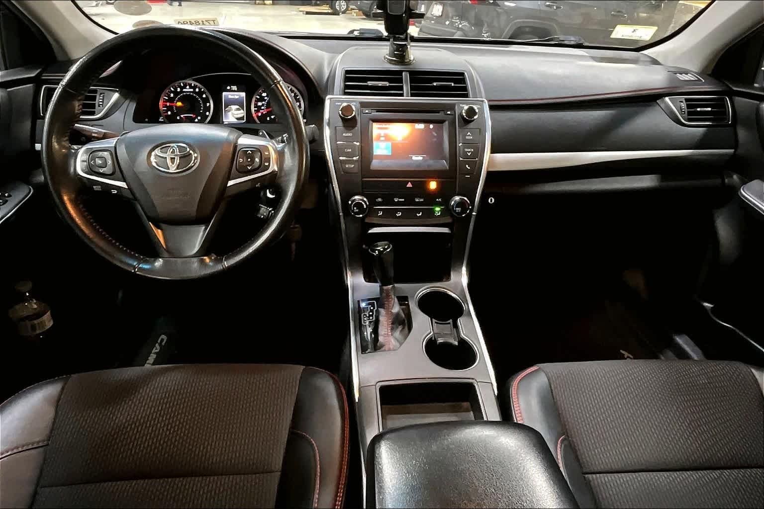 2016 Toyota Camry SE - Photo 9