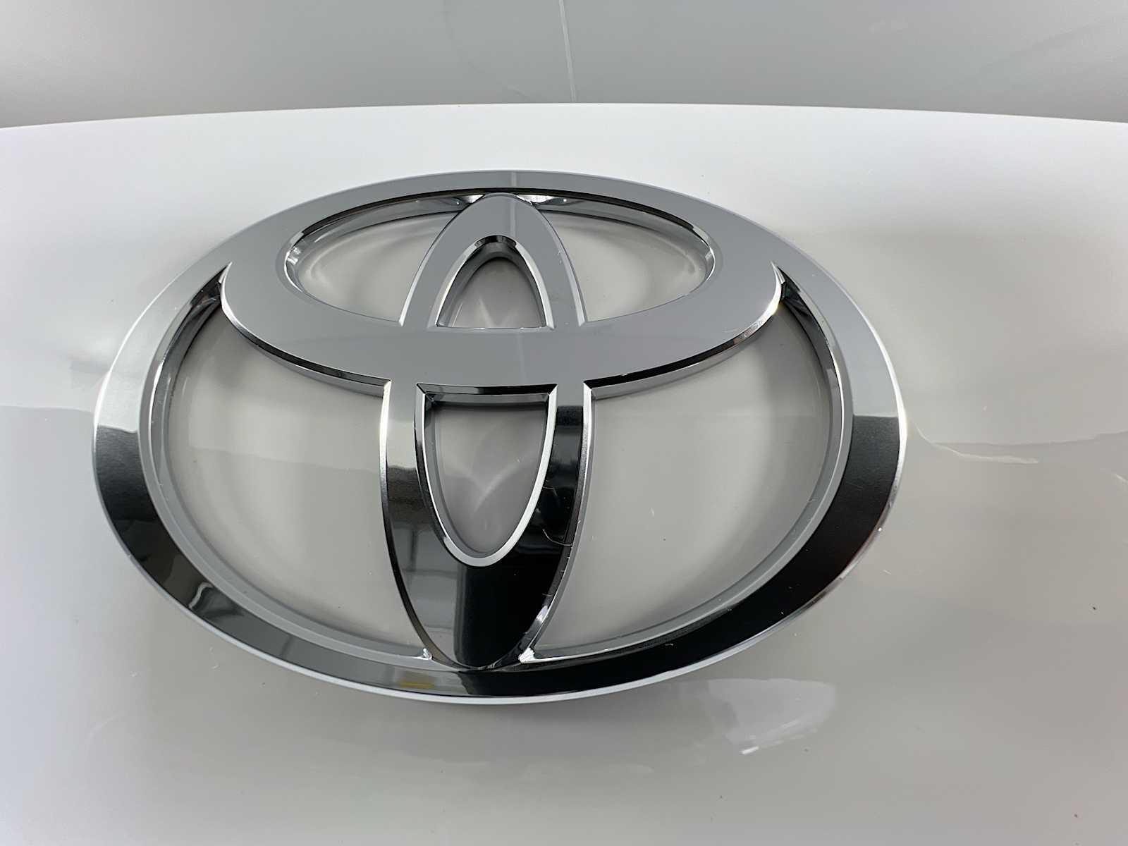 2025 Toyota Camry SE - Photo 18