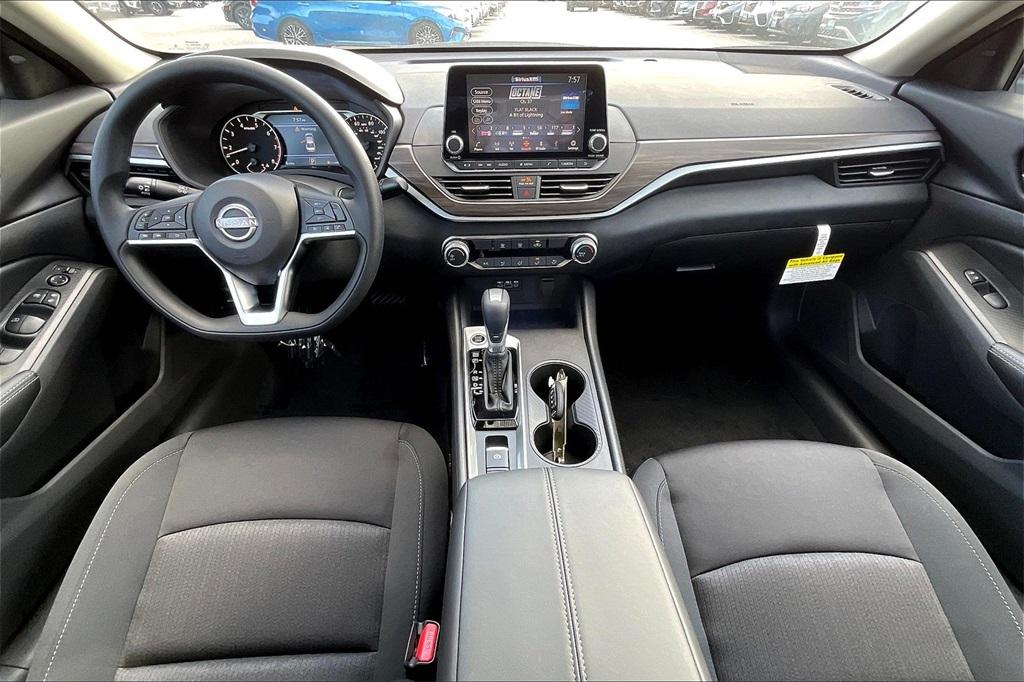 2025 Nissan Altima 2.5 SV - Photo 11