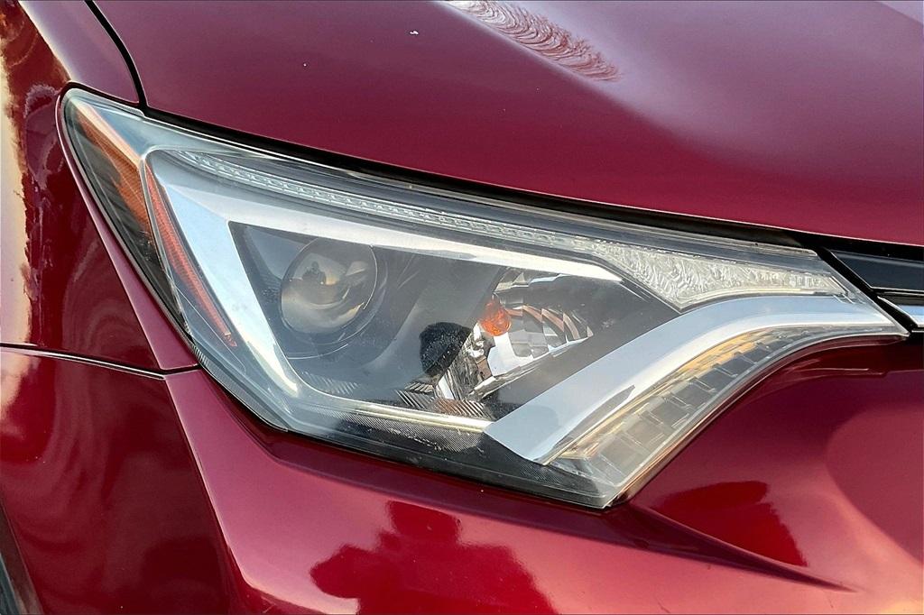 2018 Toyota RAV4 LE - Photo 30