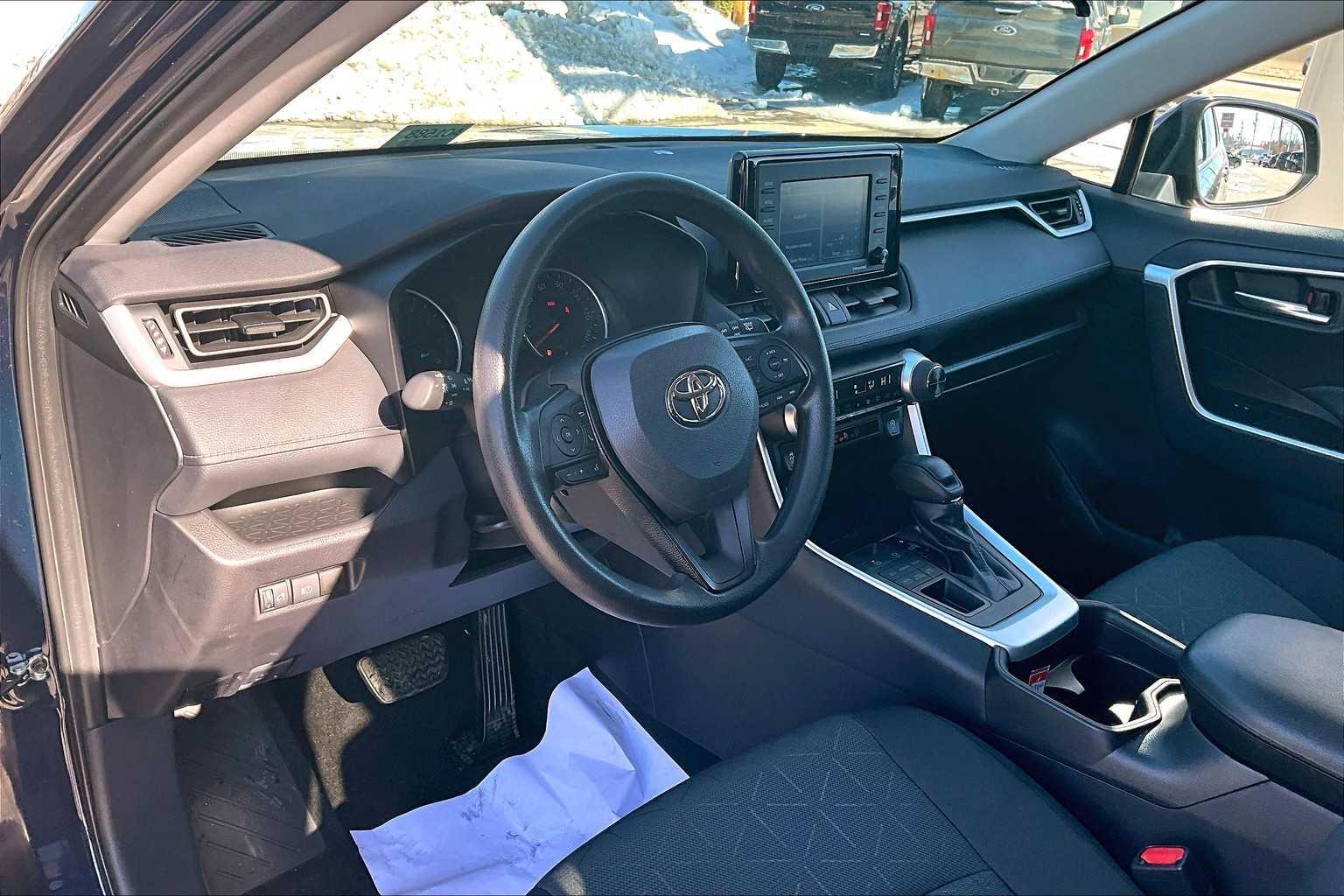 2021 Toyota RAV4 XLE - Photo 8