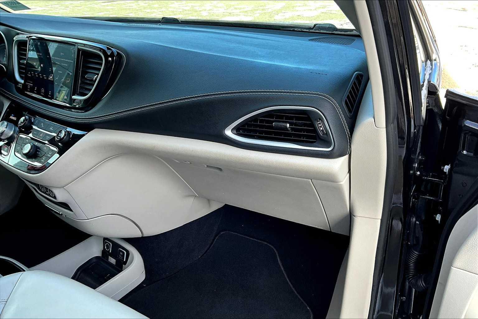 2021 Chrysler Pacifica Touring L - Photo 13